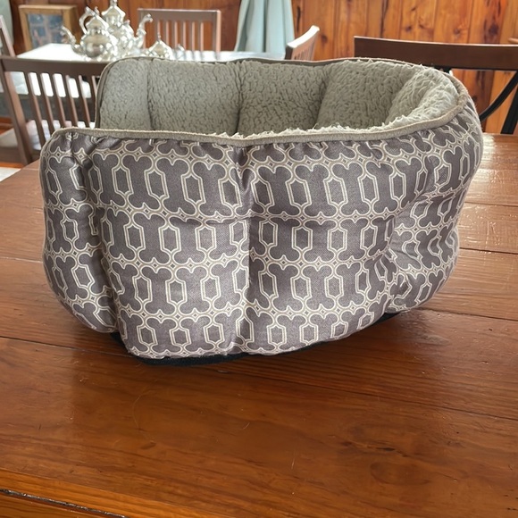 Wag & Woof gray & white insulated small medium doughnut dog bed - Picture 3 of 14